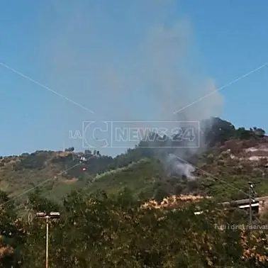 Fronte di fuoco alle porte del centro storico di Cosenza