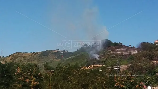 Fronte di fuoco alle porte del centro storico di Cosenza