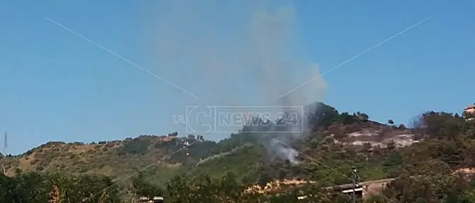Fronte di fuoco alle porte del centro storico di Cosenza