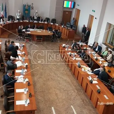 Cosenza, la maggioranza scricchiola: inizia “la conta” in vista del Consiglio