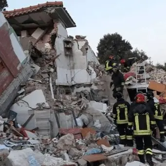 Isola d’Elba, esplode una palazzina: un morto. Estratte vive tre persone