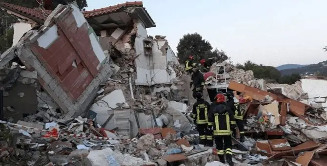 Isola d’Elba, esplode una palazzina: un morto. Estratte vive tre persone