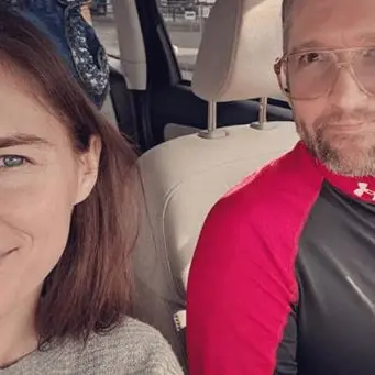 Amanda Knox lancia una raccolta fondi per le nozze: «Abbiamo speso tutto in Italia»