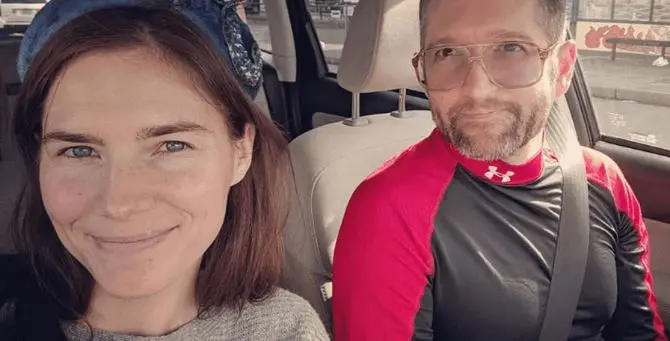 Amanda Knox lancia una raccolta fondi per le nozze: «Abbiamo speso tutto in Italia»