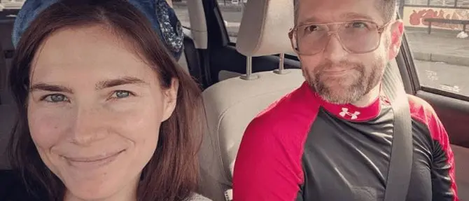 Amanda Knox lancia una raccolta fondi per le nozze: «Abbiamo speso tutto in Italia»