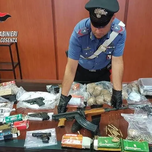 Armi e droga in una soffitta di Cosenza, dietro forse le rivelazioni di un pentito