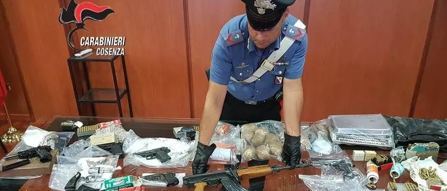 Armi e droga in una soffitta di Cosenza, dietro forse le rivelazioni di un pentito