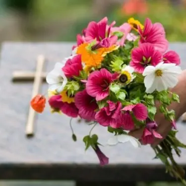 «Con il caldo inquinano»: a Tropea vietati fiori freschi al cimitero