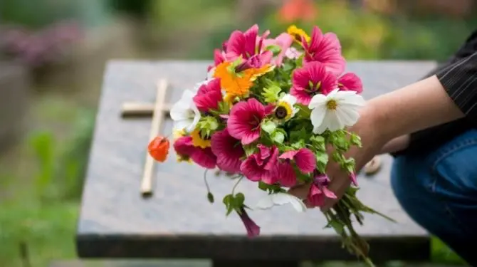 «Con il caldo inquinano»: a Tropea vietati fiori freschi al cimitero