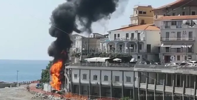 Diamante, incendio nell'area del porto oggetto di bonifica