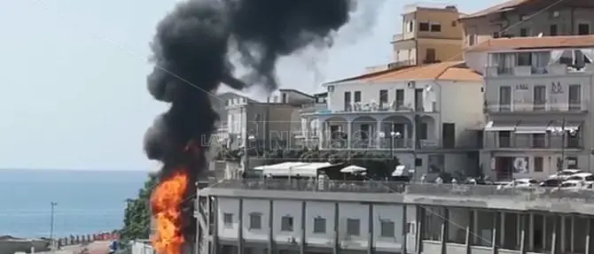 Diamante, incendio nell'area del porto oggetto di bonifica