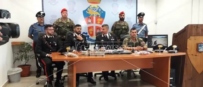 Armi, munizioni e ordigni rinvenuti in un casolare nel Vibonese