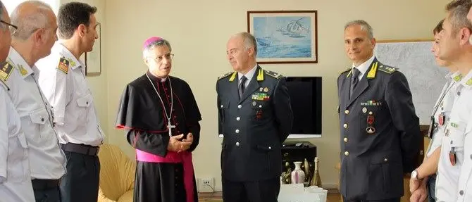 Lamezia, il neo vescovo Schillaci in visita alla Guardia di finanza