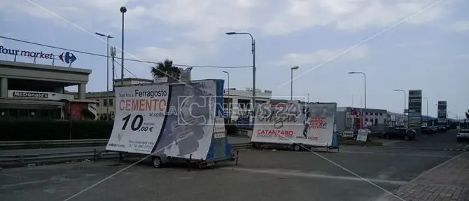 Stretta sugli impianti pubblicitari abusivi, da settembre al via la rimozione