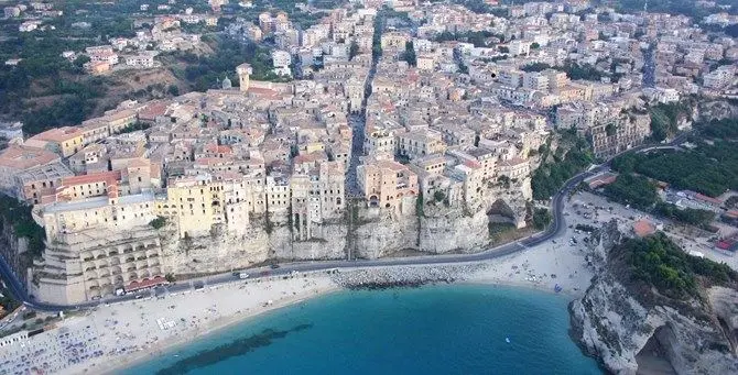 Tropea, 40 anni di “decoro”: vietati seni brutti e costume in centro