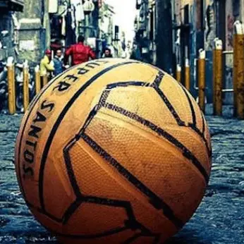 Vietato giocare a calcio e pallavolo: «Sono rumorosi e fastidiosi»