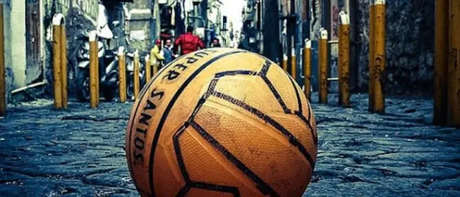 Vietato giocare a calcio e pallavolo: «Sono rumorosi e fastidiosi»