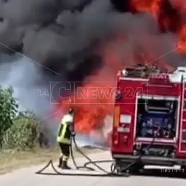 Camion divorato dalle fiamme sulla strada provinciale per Spilinga