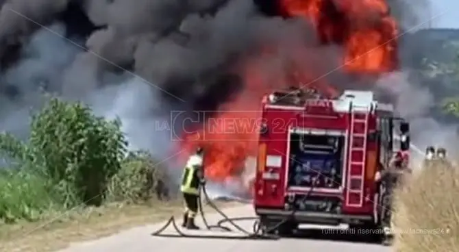 Camion divorato dalle fiamme sulla strada provinciale per Spilinga