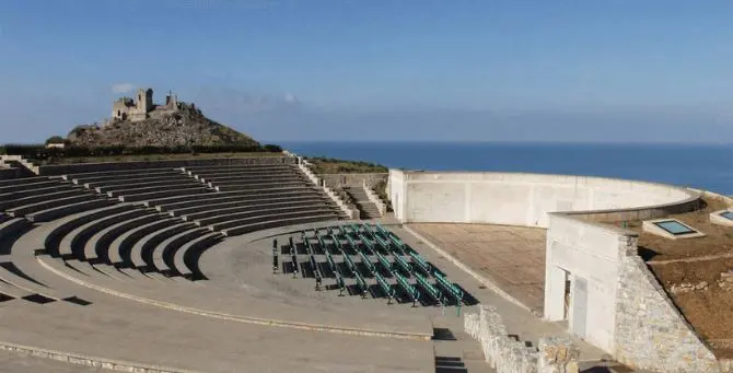 “Dialoghi mediterranei” al Teatro dei Ruderi di Diamante con l’Anfitrione