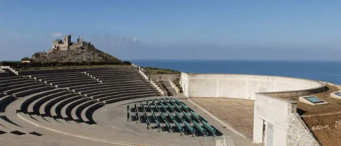 “Dialoghi mediterranei” al Teatro dei Ruderi di Diamante con l’Anfitrione