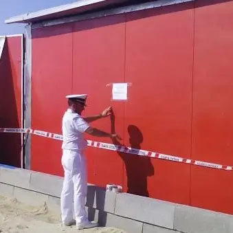 Locale abusivo a due passi dal mare, sequestri a Vibo Marina