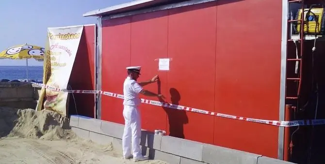 Locale abusivo a due passi dal mare, sequestri a Vibo Marina