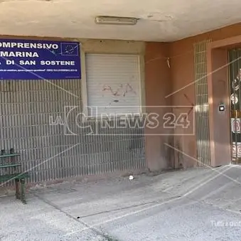 Violenze in classe a San Sostene, i genitori difendono le maestre: «Brave persone»