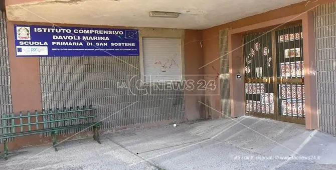 Violenze in classe a San Sostene, i genitori difendono le maestre: «Brave persone»