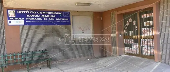 Violenze in classe a San Sostene, i genitori difendono le maestre: «Brave persone»