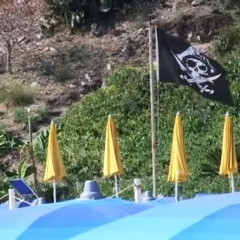 La spiaggia “pirata” di Capo Vaticano tra lidi invasivi e sospetti abusi