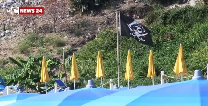 La spiaggia “pirata” di Capo Vaticano tra lidi invasivi e sospetti abusi