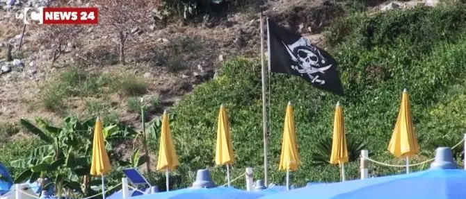 La spiaggia “pirata” di Capo Vaticano tra lidi invasivi e sospetti abusi