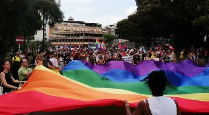 Il Gay Pride colora lo Stretto, in duemila sfilano a Reggio Calabria