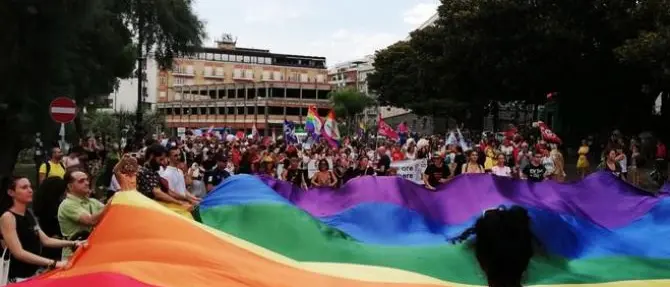Il Gay Pride colora lo Stretto, in duemila sfilano a Reggio Calabria