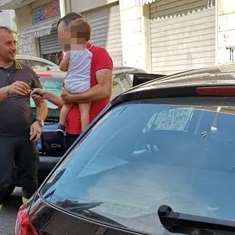 Bimbo di un anno resta chiuso in auto, salvato dai vigili del fuoco