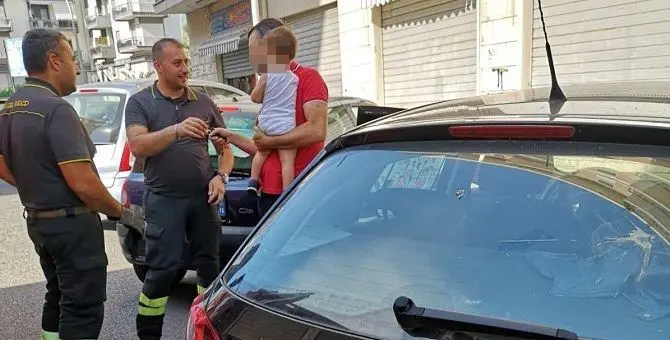 Bimbo di un anno resta chiuso in auto, salvato dai vigili del fuoco