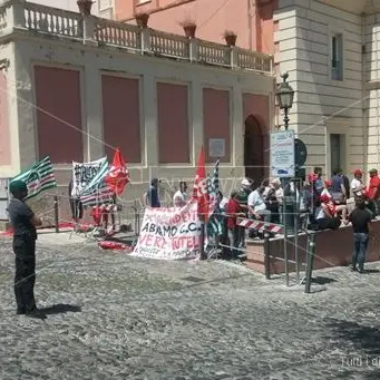 Cosenza, arriva il ministro Di Maio tra incontri top secret e proteste dei lavoratori
