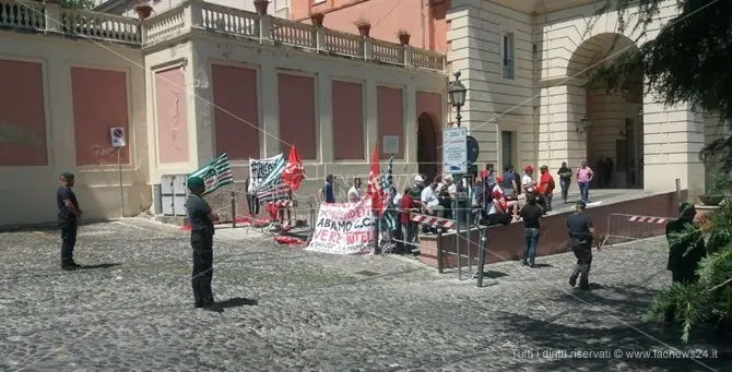 Cosenza, arriva il ministro Di Maio tra incontri top secret e proteste dei lavoratori