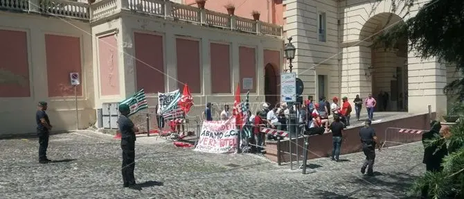 Cosenza, arriva il ministro Di Maio tra incontri top secret e proteste dei lavoratori