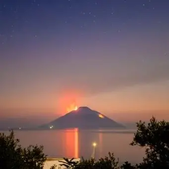 Alba sullo Stromboli, il video virale delle spettacolari eruzioni del vulcano