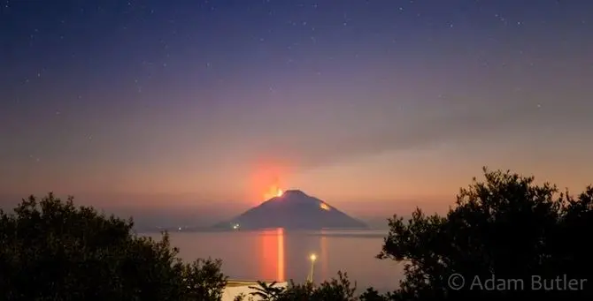 Alba sullo Stromboli, il video virale delle spettacolari eruzioni del vulcano