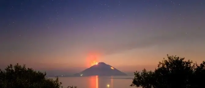 Alba sullo Stromboli, il video virale delle spettacolari eruzioni del vulcano