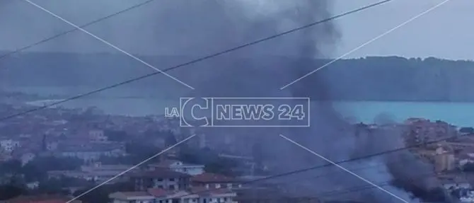 Praia a Mare, in fiamme una struttura commerciale: danni ingenti