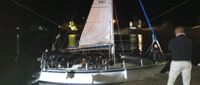 Nuovo sbarco a Crotone, intercettato veliero con 31 migranti iracheni