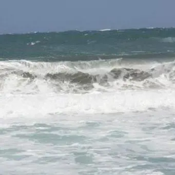 Poliziotto salva un bambino che sta per affogare nel mare di Vibo