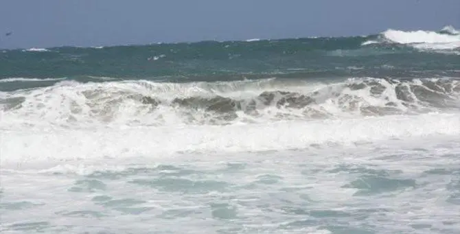 Poliziotto salva un bambino che sta per affogare nel mare di Vibo