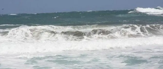 Poliziotto salva un bambino che sta per affogare nel mare di Vibo