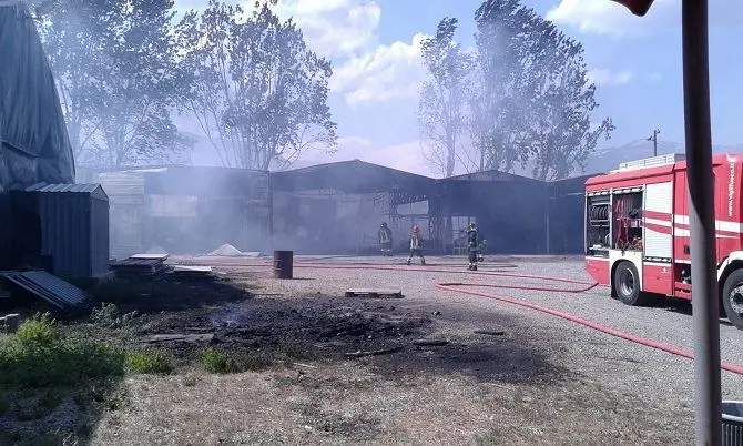 Incendi nell'alto Jonio cosentino: traffico veicolare e ferroviario in tilt