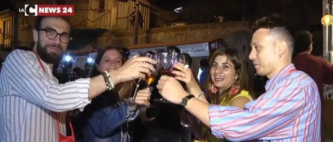 Un fiume di persone affolla Vicoli Divini e brinda all’estate vibonese